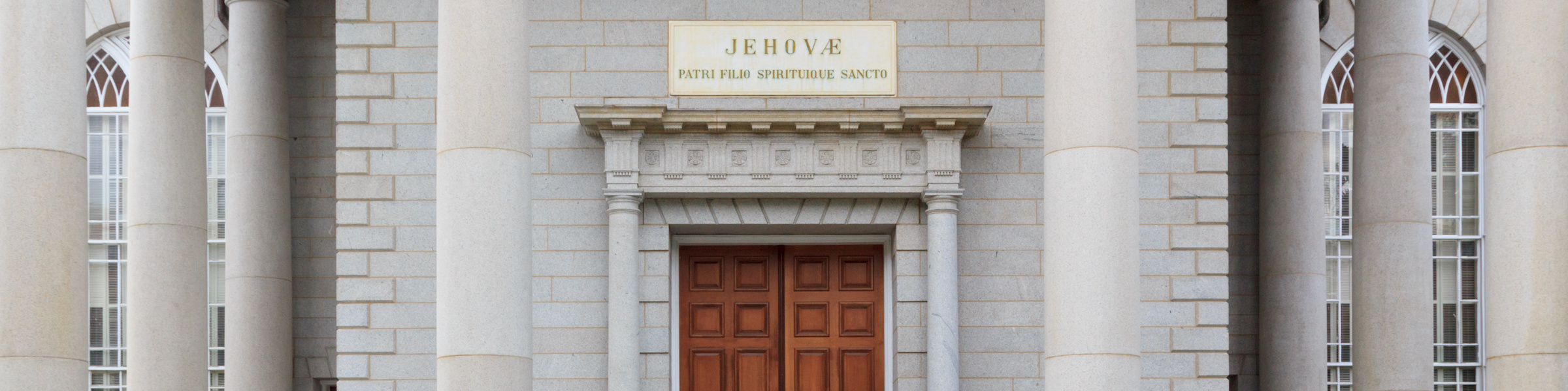 The entrance to Savannah's historic Independent Presbyterian Church.
